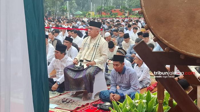 GUNAKAN KURSI - Gubernur DKI Jakarta periode 2007-2012, Fauzi Bowo, duduk di atas kursi saat mendengarkan khutbah Idul Fitri yang disampaikan Wakil Presiden Ke-13 RI, KH Maruf Amin di Balai Kota DKI Jakarta, Sabtu (21/3/2026). TRIBUNJAKARTA.COM/ELGA PUTRA