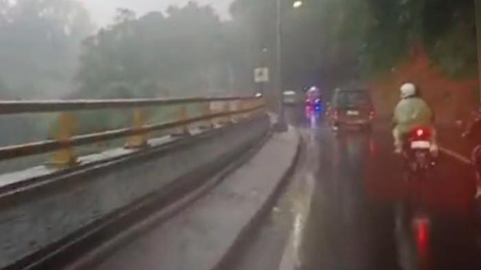 Hujan mengguyur wilayah Cadas Pangerang, Kabupaten Sumedang, Selasa (11/11/2025) petang. 