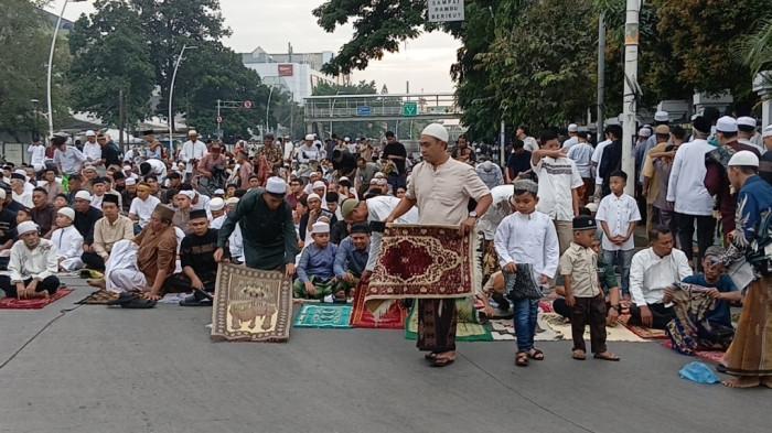 SALAT IDULFITRI - Warga menunaikan Salat Idulfitri 1447 Hijriah di depan GPIB Koinonia, Matraman, Jakarta Timur, Sabtu (21/3/2026). TRIBUNJAKARTA.COM/BIMA PUTRA