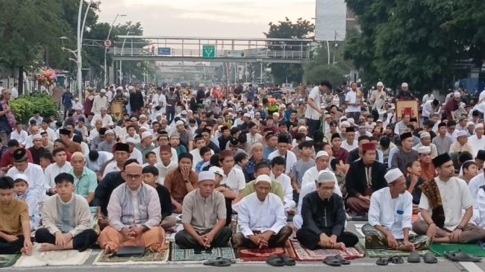 SALAT IDULFITRI - Warga menunaikan Salat Idulfitri 1447 Hijriah di depan GPIB Koinonia, Matraman, Jakarta Timur, Sabtu (21/3/2026). TRIBUNJAKARTA.COM/BIMA PUTRA