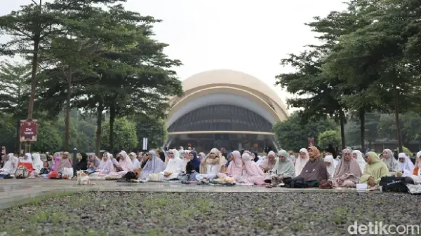 Jemaah salat Idulfitri di Keong Mas, TMII, Jakarta, Sabtu (21/3/2026).