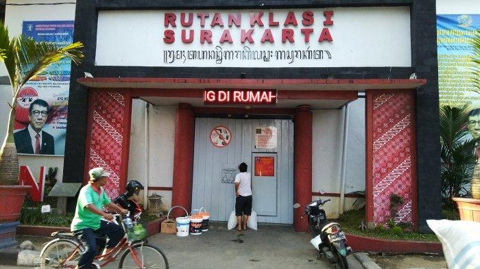 REMISI - Rutan Klas 1 A Solo, beberapa waktu lalu. Sebanyak 151 narapidana menerima pengurangan masa tahanan, dengan dua di antaranya langsung bebas pada Lebaran 2026.