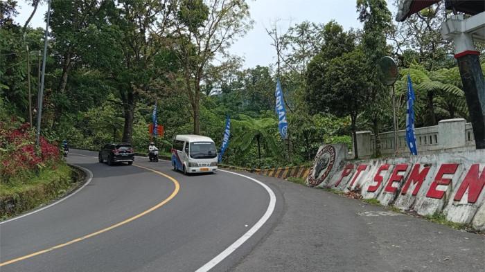 ARUS MUDIK- Kondisi arus lalu lintas di kawasan jalur Lembah Anai, Sabtu (21/3/2026) siang, terpantau ramai lancar pada hari pertama Lebaran 1447 H. Tidak terlihat penyekatan arus, kendaraan dari arah Padang, Bukittinggi, dan Tanah Datar tetap melintas normal di bawah pengawasan petugas kepolisian, namun volume kendaraan meningkat dari hari sebelumnya.