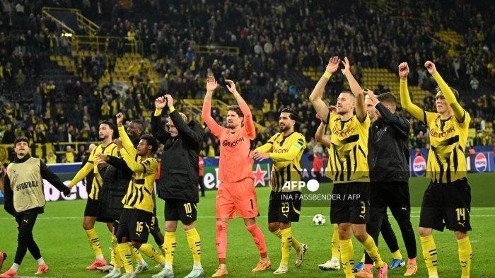 DORTMUND BERPOTENSI MENANG - Para pemain Dortmund merayakan kemenangan setelah pertandingan Liga Champions UEFA melawan Celtic di Dortmund, Jerman Barat pada 1 Oktober 2024. (Foto Arsip 2024 oleh INA FASSBENDER / AFP)