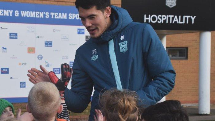 Elkan Baggott (Ipswich Town) saat melakukan kunjungan pemain pada Selasa (2/7/2024).