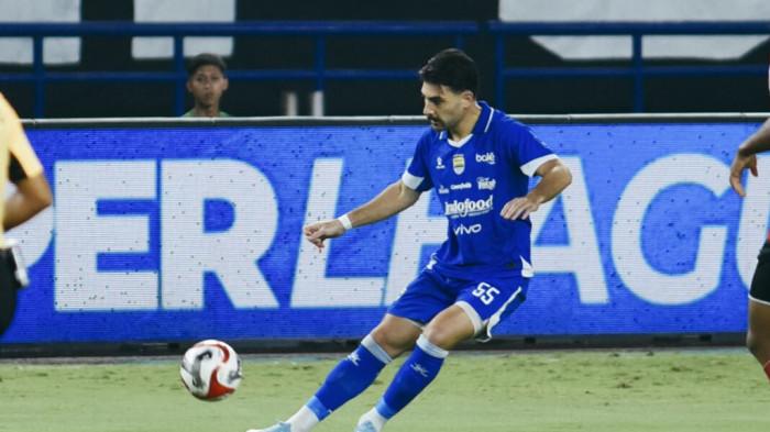 TAMBAH GOL - Frans Putros menendang bola dalam laga kontra Madura United, di GBLA, Kamis (26/2/2026). Frans Putros tambah gol Persib menjadi 5-0.