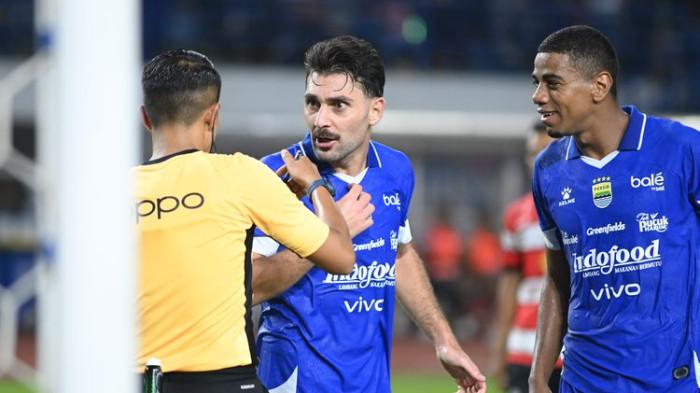 Sedikit kecanggungan usai Frans Putros cetak gol ke gawang Madura United karena wasit akan mengecek Video Assistant Referee (VAR) pada laga pekan ke-23 Super League 2025-2026, Kamis (26/2/2026) di Gelora Bandung Lautan Api (GBLA).(KOMPAS.com/ADIL NURSALAM)