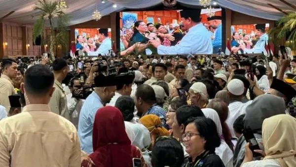 Presiden Prabowo Subianto didampingi putranya Didit Hediprasetyo menghadiri kegiatan open house lebaran di Istana Negara, Jakarta. Presiden Prabowo Subianto didampingi putranya Didit Hediprasetyo menghadiri kegiatan open house lebaran di Istana Negara, Jakarta, Sabtu (21/3/2026).