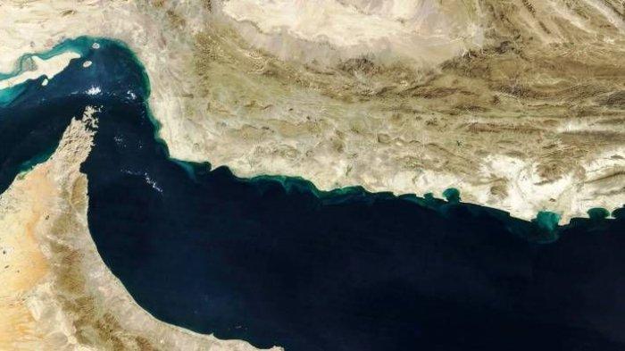 JALUR VITAL - Pemandangan udara Selat Hormuz yang menjadi jalur vital perdagangan dunia. Iran dilaporkan bergerak untuk menutup jalur ini sebagai langkah balasan atas serangan Amerika Serikat ke fasilitas nuklir mereka, Minggu (22//6/2025).