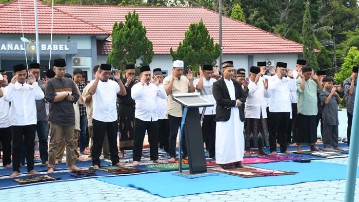 RAMAH TAMAH LEBARAN — Jajaran prajurit Pangkalan TNI AL Bangka Belitung (Lanal Babel) saat melaksanaan sholat Idulfitri 1447 Hijriah dan ramah tamah di Mako Lanal Babel, Sabtu (21/3/2026).