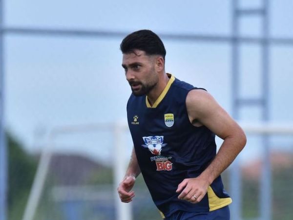 Bek Persib Bandung, Frans Putros.