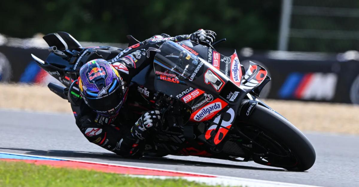 JORGE MARTIN - Pembalap Spanyol besutan Aprilia Racing, Jorge Martin, beraksi dalam sesi kualifikasi MotoGP Ceko 2025 di Sirkuit Brno, pada 19 Juli 2025. (Foto: Laman MotoGP)
