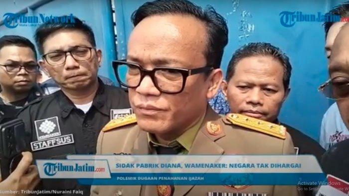 MURKA -  Wakil Menteri Tenaga Kerja (Wamenaker) Immanuel Ebenezer murka saat hendak mengakhiri polemik dugaan ijazah ditahan di perusahaan pengusaha di Surabaya Jan Hwa Diana pada Kamis, (17/4/2025).