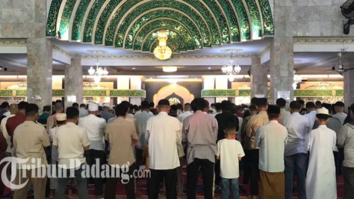 SALAT IDUL FITRI - Suasana salat Idul Fitri d Masjid Taqwa Muhammadiyah, kawasan Pasar Raya, Kota Padang, Jumat (20/3/2026). Hendri berpesan pada Idul Fitri 2026 kepada jemaah, agar memperjuangan Islam tetap hidup meski berbeda organisasi.