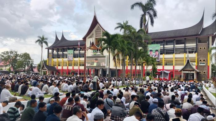 SALAT IDUL FITRI- Jemaah memadati halaman Kantor Gubernur Sumbar untuk melaksanakan salat Idul Fitri 1447 H, Sabtu (21/3/2026). Kehadiran jemaah bahkan meluber hingga halaman Badan Penanggulangan Bencana Daerah (BPBD) dan Polda Sumbar.