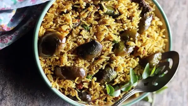 Spiced brinjal rice cooked with tamarind, peanuts and traditional masala.