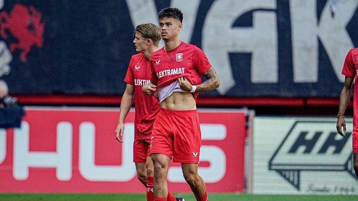 PEMAIN TWENTE - Pemain Timnas Indonesia Mees Hilgers saat memperkuat FC Twente dalam kompetisi Eredivisie. - John van den Brom jadi pelatih Twente gantikan Joseph Oosting, apakah momen ini bisa memberi menit bermain untuk Mees Hilgers?