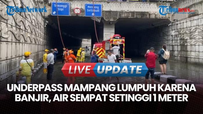 BANJIR JAKARTA - Underpass Mampang Prapatan, Jakarta Selatan lumpuh akibat banjir yang merendam hingga Minggu (8/3/2026). Air sempat setinggi 100 cm pada pagi tadi akibat hujan deras.
