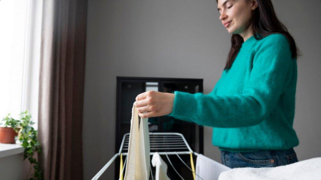 Ilustrasi Menjemur Pakaian di dalam Rumah