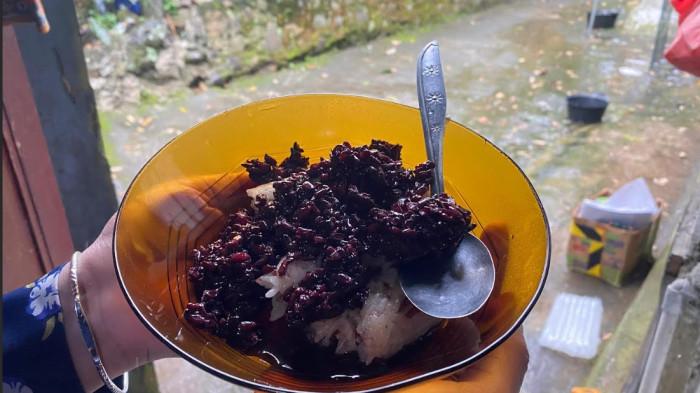 santap dan disajikan di piring bersama tape ketan.