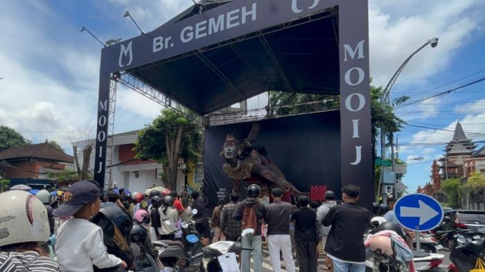 Ogoh-ogoh Banjar Gemeh - Dari Kuta Ke Kodya Bali, Nadia Dan Diana Terpukau Dengan Ogoh-ogoh Sapa Warang Gemeh: Cakep!
