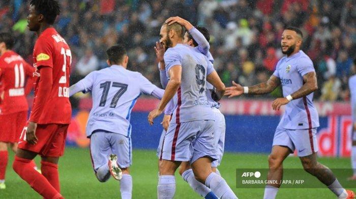 PEMAIN RED BULL SALZBURG - Tim Barcelona merayakan skor 1-1 saat pertandingan persahabatan antara FC Red Bull Salzburg dan FC Barcelona di Salzburg pada 4 Agustus 2021