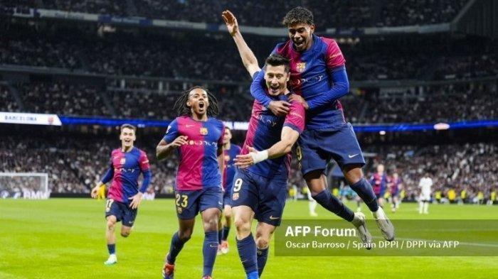 BARCELONA DIPREDIKSI MENANG - Robert Lewandowski dari FC Barcelona merayakan gol bersama Lamine Yamal selama pertandingan LaLiga Spanyol antara Real Madrid CF dan FC Barcelona pada 26 Oktober 2024 di stadion Santiago Bernabeu, Spanyol. (Foto Arsip, Oktober 2024)(Foto Oscar J Barroso / Spain DPPI / DPPI)