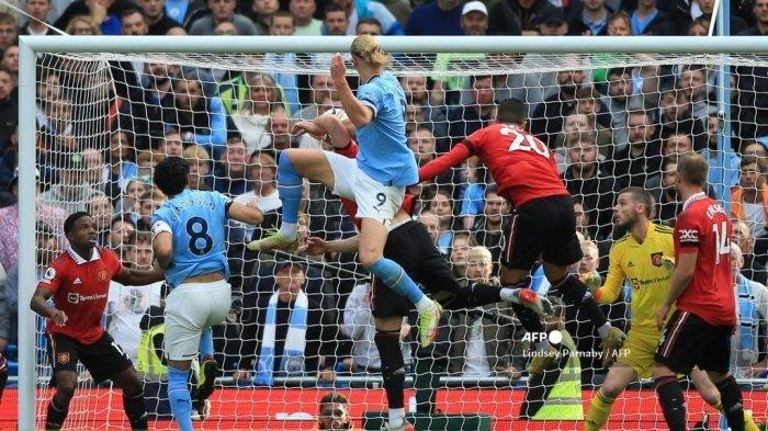 CITY MENANG TIPIS - Striker Manchester City asal Norwegia Erling Haaland mencetak gol kedua timnya selama pertandingan sepak bola Liga Premier Inggris antara Manchester City dan Manchester United di Stadion Etihad di Manchester, barat laut Inggris, pada 2 Oktober 2022. Prediksi skor Manchester United vs Manchester City pada laga pekan ke-20 Liga Inggris.