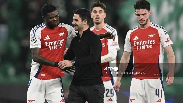 BERSALAMAN - Pelatih Arsenal asal Spanyol Mikel Arteta (2 dari kiri) memberi ucapan selamat kepada para pemainnya di stadion Jose Alvalade di Lisbon, pada 26 November 2024. (Arsip foto oleh PATRICIA DE MELO MOREIRA / AFP)