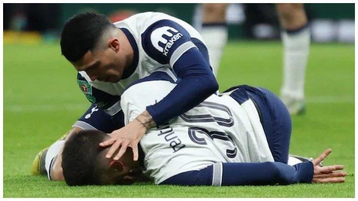 Pemain Tottenham Hotspur, Rodrigo Bentancur, mengalami cedera saat menghadapi Liverpool di Carabao Cup, Kamis (9/1/2025) di Tottenham Hotspur Stadium.