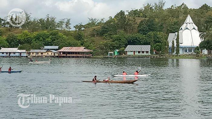 DAYUNG - Lomba dayung di Danau Sentani, Kampung Ifar Besar, Distrik Sentani, Kabupaten Jayapura dalam rangka HUT  ke-77 Bhayangkara Polres Jayapura.