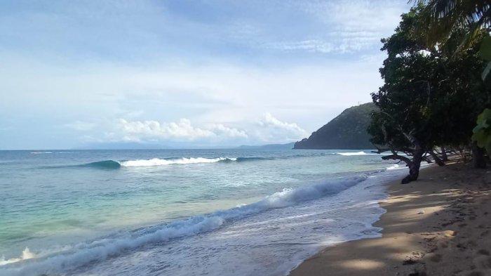 Suasana Gelombang di Pantai Base G Jayapura