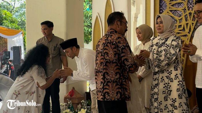 SILATURAHMI - Open house Wali Kota Solo 2026 di Rumah Dinas Loji Gandrung, Sabtu (21/3/2026). Dalam suasana Lebaran Idul Fitri, Wali Kota Solo Respati Ardi bersama Wakil Wali Kota Astrid Widayani menyambut berbagai kalangan, termasuk tokoh penting seperti FX Hadi Rudyatmo.
