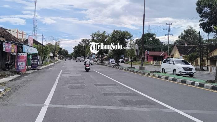 LENGANG. Suasana Jalur arteri Solo-Jogja di Kabupaten Klaten, Jumat (20/3/2026). Kondisi lalu lintas lebih sepi dari hari sebelumnya.
