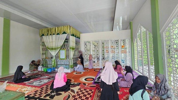 DATU KANDANG HAJI - Suasana di Makam Datu Kandang Haji, Desa Teluk Bayur, Kecamatan Juai, Kabupaten Balangan nampak berdoa di dekat makam, Rabu (2/4/2025). Sehari setelah Idulfitri 2025, peziarah memadati makam setempat.