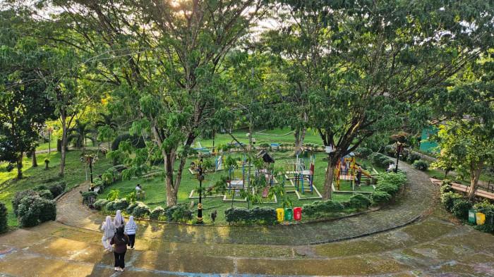 DIGEMARI KELUARGA- Taman Hijau Balangan di Jalan A Yani, Kelurahan Batu Piring, Kecamatan Paringin Selatan, Kabupaten Balangan