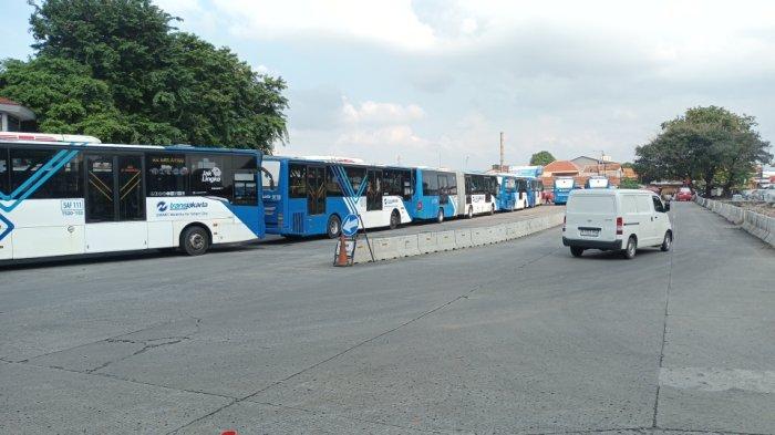 Armada Transjakarta yang melayani penumpang  