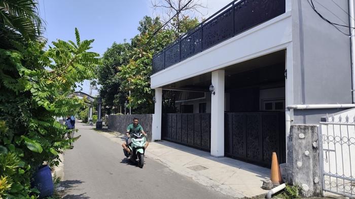 TERTUTUP RAPAT - Seorang pengendara sepeda motor melintas di depan rumah pribadi mantan Menteri Agama, Yaqut Cholil Qoumas (Gus Yaqut) di Kelurahan Leteh, Kecamatan Rembang, Kabupaten Rembang, Jumat (13/3/2026). Rumah berpagar hitam tersebut tampak sepi dan tertutup rapat.