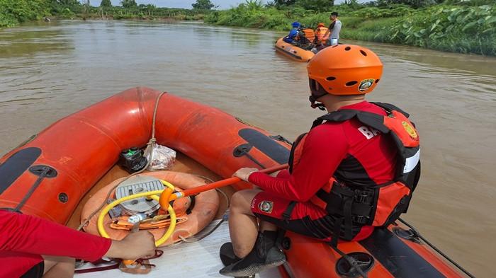 PENCARIAN KORBAN -- Petugas gabungan melakukan pencarian perahu tenggelam di Desa Sukaraja, Kecamatan Pedamaran, Kabupaten Ogan Komering Ilir (OKI). Dilaporkan, sebuah speedboat tersedot pusaran air di perairan wilayah ini pada Sabtu (21/3/2026) sore.