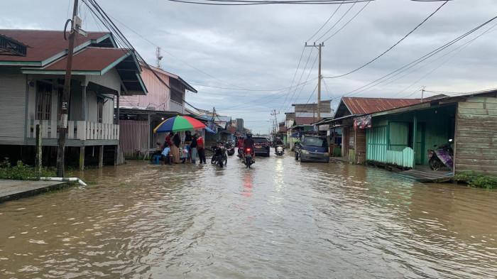 BANJIR MALINAU - Kondisi genangan air di jalan protokol, Kabupaten Malinau, Kamis (19/3/2026). Luapan sungai dan banjir kiriman mengakibatkan aktivitas warga di pusat perkotaan lumpuh total akibat banjir setinggi satu meter. (TRIBUNKALTARA.COM/MOHAMMAD SUPRI)