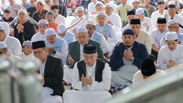 Gubernur Muhidin Berdoa Setelah Salat Id di Masjid Raya 2026