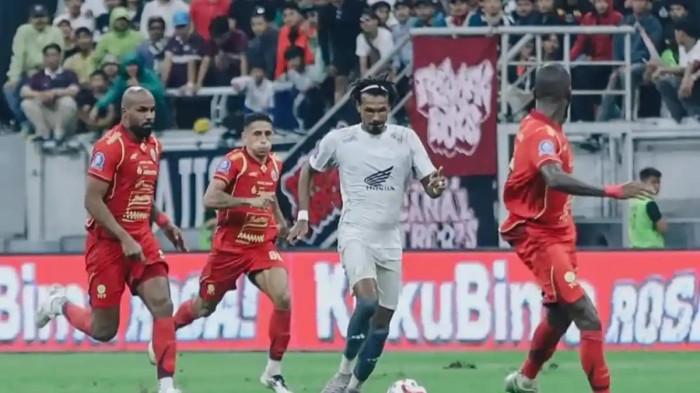 PSM MAKASSAR - Bek PSM Makassar Aloisio Neto Soares menggiring bola mencoba melewati pemain Persija Jakarta Allano pada pekan 22 Super League 2025/2026 di Jakarta International Stadium (JIS), Kota Jakarta Utara, DKI Jakarta, Jumat (20/2/2026) malam. Baru tiga klub aman dari zona degradasi.