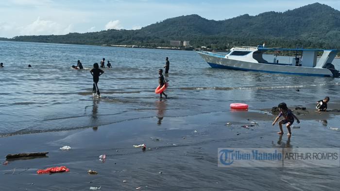 LIBURAN - Suasana pantai Karangria Manado, Minggu (22/3/2026). Warga Kota Manado ramai kunjungi objek wisata pasca liburan idul fitri.