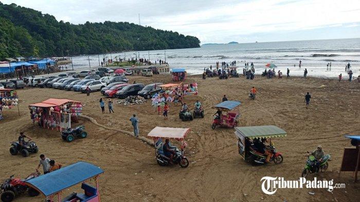 Suasana Pantai Air Manis Padang pada Selasa (29/12/2020).