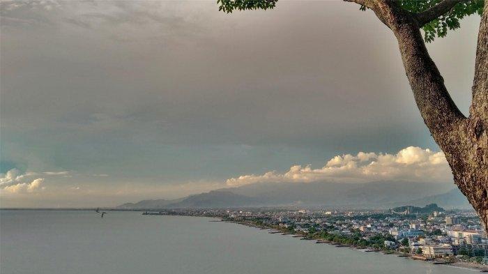 GUNUNG PADANG- Penampakan kawasan Pantai Padang dari puncak Gunung Padang yang ada di Kecamatan Padang Selatan, Kota Padang, Sumatera Barat.