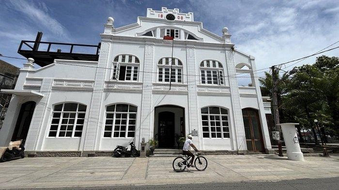 Salah satu gedung yang memiliki gaya arsitektur bercorak Eropa di Kawasan Kota Tua Padan, Jumat (27/9/2024).