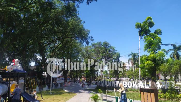 TAMAN BERMAIN – Sejumlah warga menikmati suasana dan bermain di Taman Rimbo Kaluang, Kelurahan Rimbo Kaluang, Kecamatan Padang Barat, Sabtu (10/1/2026). Taman yang baru dibenahi ini kini bersih dan nyaman dikunjungi. (TribunPadang.com/Fajar Alfaridho Herman). 