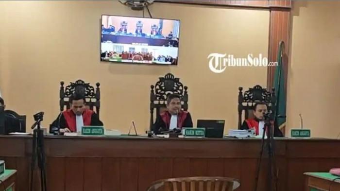 SIDANG CLS - Suasana sidang Citizen Lawsuit (CLS) ijazah Mantan Presiden Jokowi, Selasa (17/3/2026) di Pengadilan Negeri Surakarta. Majelis hakim Pengadilan Negeri Surakarta menolak permohonan sumpah pemutus dalam sidang CLS terkait ijazah Jokowi.
