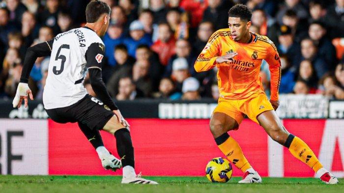 Jude Bellingham menggiring bola pada laga Valencia vs Real Madrid di Liga Spanyol 2024/2025, Sabtu (4/1/2025) dini hari WIB. Real Madrid berhasil menang di markas Valencia meski bermain dengan 10 pemain dalam lanjutan laga tunda pekan 12 Liga Spanyol 2024/2025.