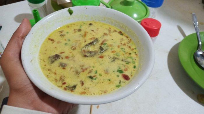 KULINER BOGOR - Soto Kuning Pak Yusup menjadi salah satu kuliner legendaris terkenal di kawasan Jalan Suryakencana Kota Bogor dan sudah berjualan dari tahun 1977 dengan resep turun temurun. 